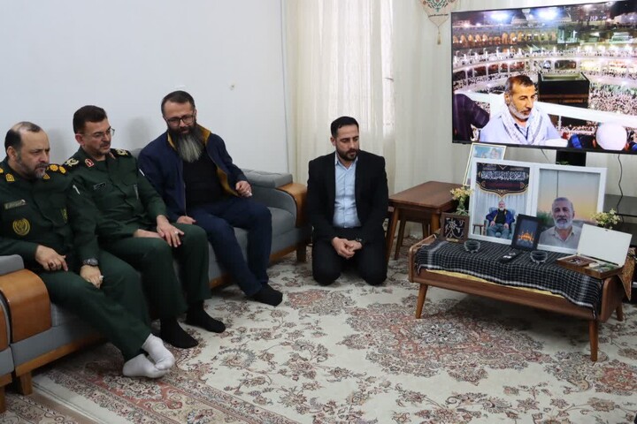 تصاویر/ دیدار فرمانده سپاه استان سمنان با خانواده شهیدان امنیت حجت‌الله نصرتی و حسین حمامیان در شاهرود