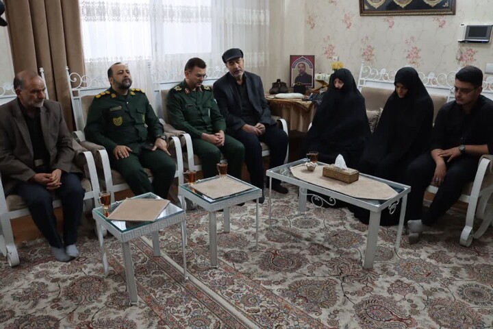 تصاویر/ دیدار فرمانده سپاه استان سمنان با خانواده شهیدان امنیت حجت‌الله نصرتی و حسین حمامیان در شاهرود