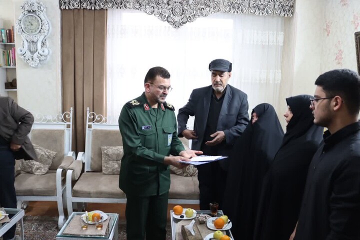 تصاویر/ دیدار فرمانده سپاه استان سمنان با خانواده شهیدان امنیت حجت‌الله نصرتی و حسین حمامیان در شاهرود