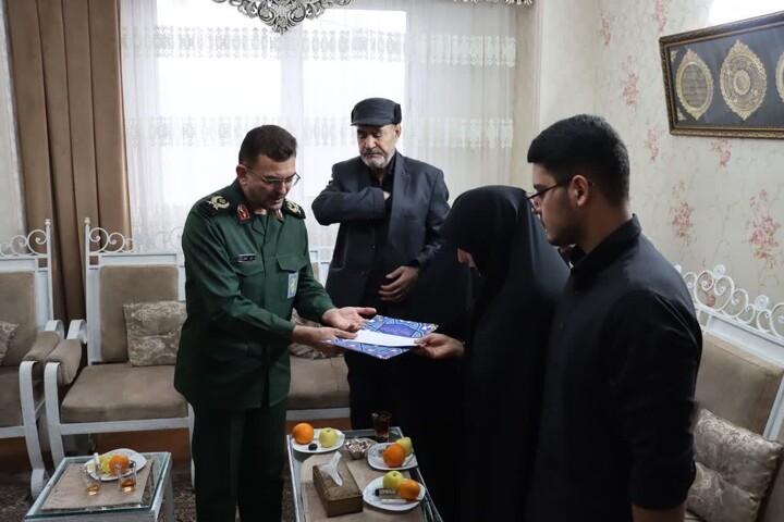 تصاویر/ دیدار فرمانده سپاه استان سمنان با خانواده شهیدان امنیت حجت‌الله نصرتی و حسین حمامیان در شاهرود