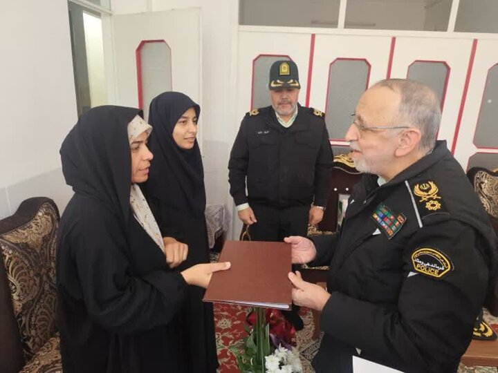 تصاویر/ دیدارهماهنگ کننده فرماندهی کل انتظامی کشور با خانواده معظم شهدا