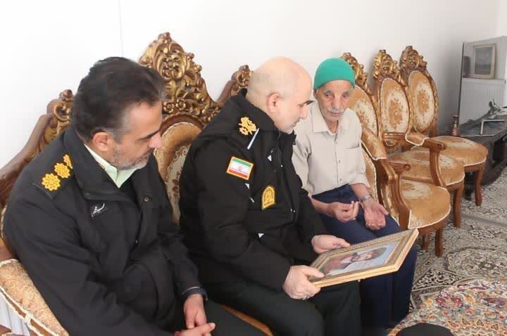 تصاویر/ دیدارهماهنگ کننده فرماندهی کل انتظامی کشور با خانواده معظم شهدا