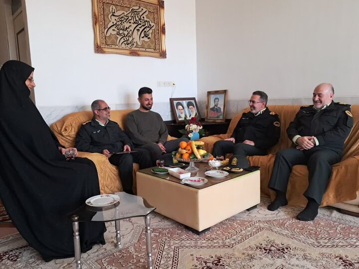 تصاویر/ دیدارهماهنگ کننده فرماندهی کل انتظامی کشور با خانواده معظم شهدا