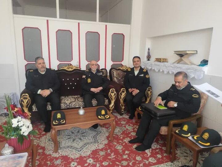 تصاویر/ دیدارهماهنگ کننده فرماندهی کل انتظامی کشور با خانواده معظم شهدا