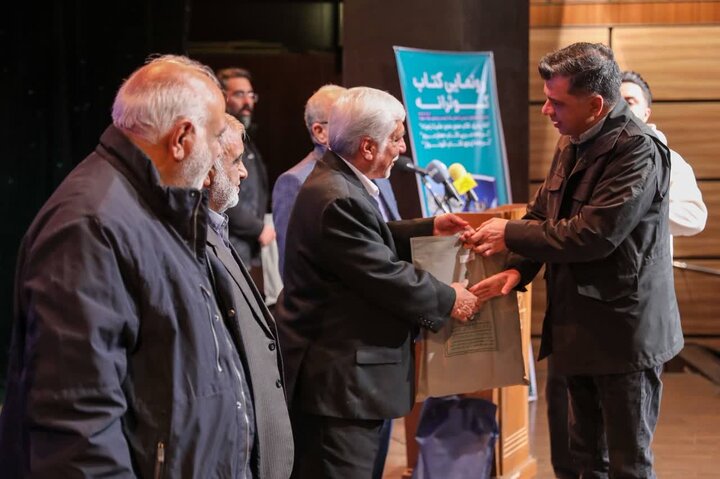 تصاویر/ رونمایی کتاب «کوثرانه»؛ کارنامه دو دهه فعالیت ستاد توسعه و بازسازی عتبات