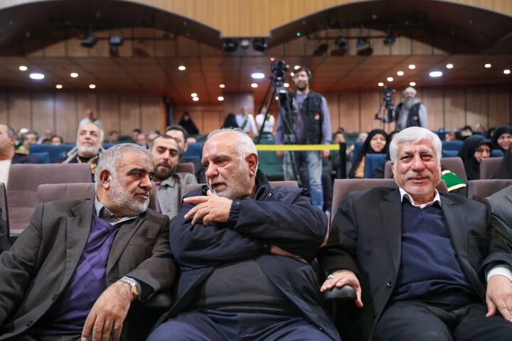 تصاویر/ رونمایی کتاب «کوثرانه»؛ کارنامه دو دهه فعالیت ستاد توسعه و بازسازی عتبات