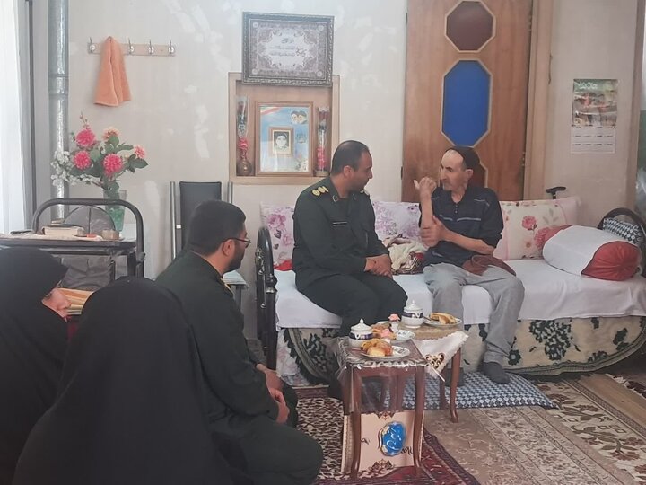 تصاویر/ دیدار فرمانده ناحیه مقاومت بسیج تفرش سرهنگ هاشمی با پدر شهید صابری