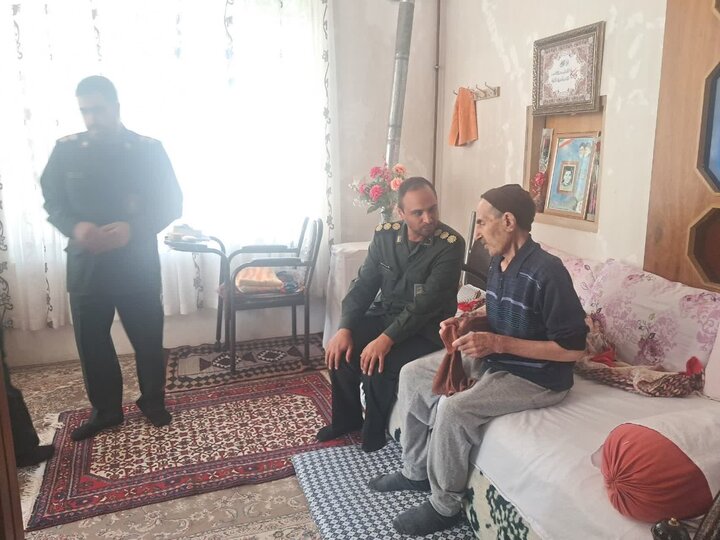 تصاویر/ دیدار فرمانده ناحیه مقاومت بسیج تفرش سرهنگ هاشمی با پدر شهید صابری