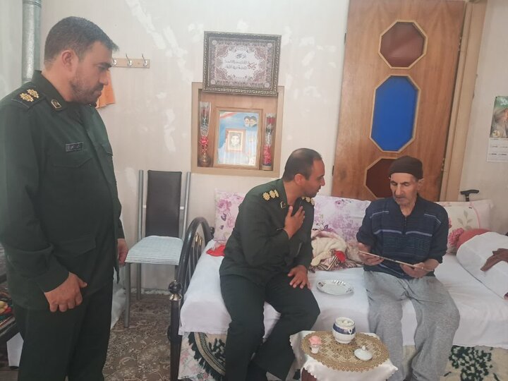 تصاویر/ دیدار فرمانده ناحیه مقاومت بسیج تفرش سرهنگ هاشمی با پدر شهید صابری
