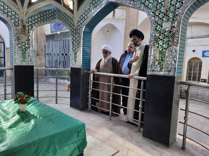تصاویر/ حضور آیت الله شب زنده‌دار در مزارفیض و محتشم کاشانی