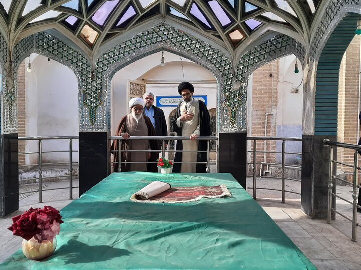 تصاویر/ حضور آیت الله شب زنده‌دار در مزارفیض و محتشم کاشانی