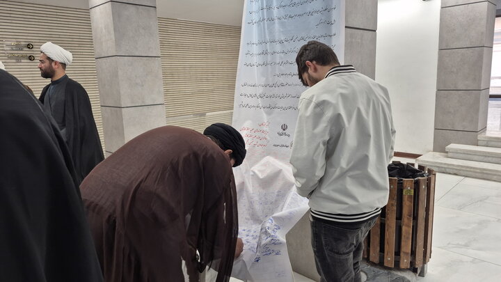 تصاویر/ امضای طومار طلاب و اساتید مدارس علمیه کاشان در محکومیت اغتشاشات اخیر