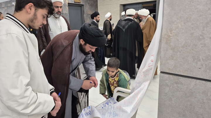 تصاویر/ امضای طومار طلاب و اساتید مدارس علمیه کاشان در محکومیت اغتشاشات اخیر