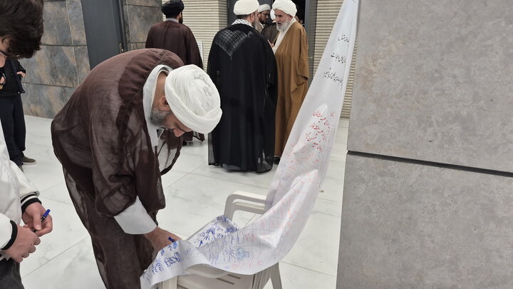 تصاویر/ امضای طومار طلاب و اساتید مدارس علمیه کاشان در محکومیت اغتشاشات اخیر