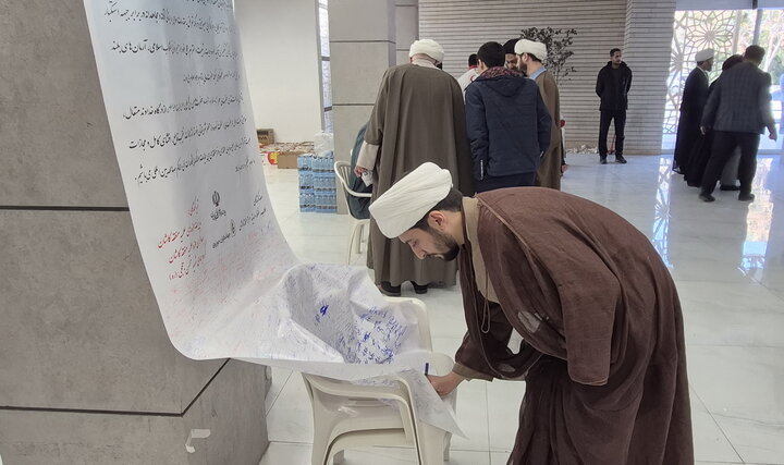 تصاویر/ امضای طومار طلاب و اساتید مدارس علمیه کاشان در محکومیت اغتشاشات اخیر