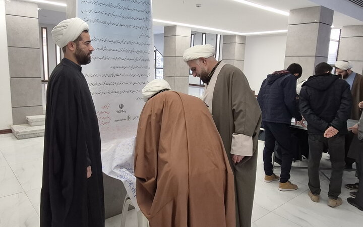 تصاویر/ امضای طومار طلاب و اساتید مدارس علمیه کاشان در محکومیت اغتشاشات اخیر