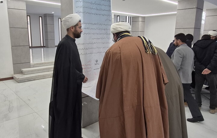 تصاویر/ امضای طومار طلاب و اساتید مدارس علمیه کاشان در محکومیت اغتشاشات اخیر