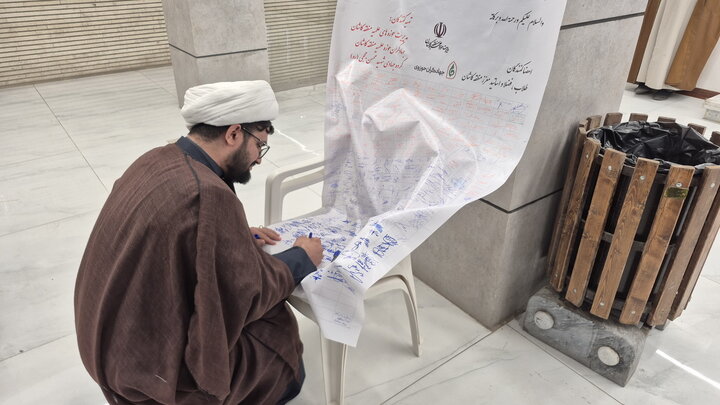 تصاویر/ امضای طومار طلاب و اساتید مدارس علمیه کاشان در محکومیت اغتشاشات اخیر