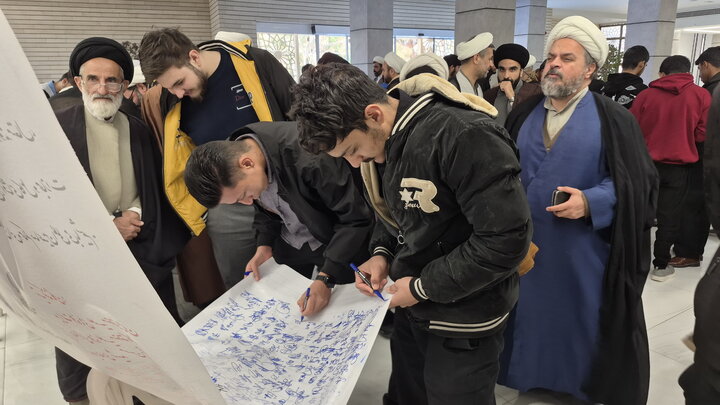 تصاویر/ امضای طومار طلاب و اساتید مدارس علمیه کاشان در محکومیت اغتشاشات اخیر