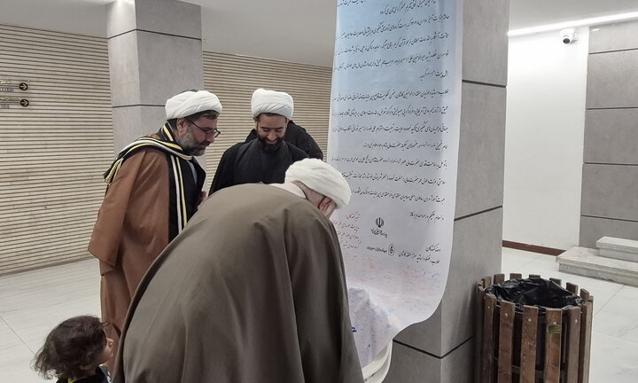 تصاویر/ امضای طومار طلاب و اساتید مدارس علمیه کاشان در محکومیت اغتشاشات اخیر