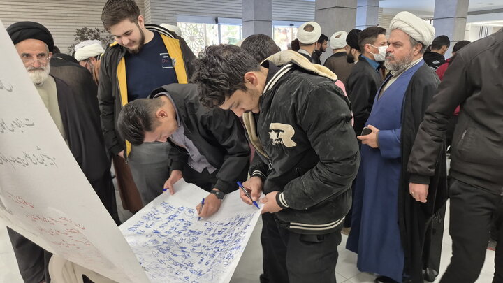 تصاویر/ امضای طومار طلاب و اساتید مدارس علمیه کاشان در محکومیت اغتشاشات اخیر