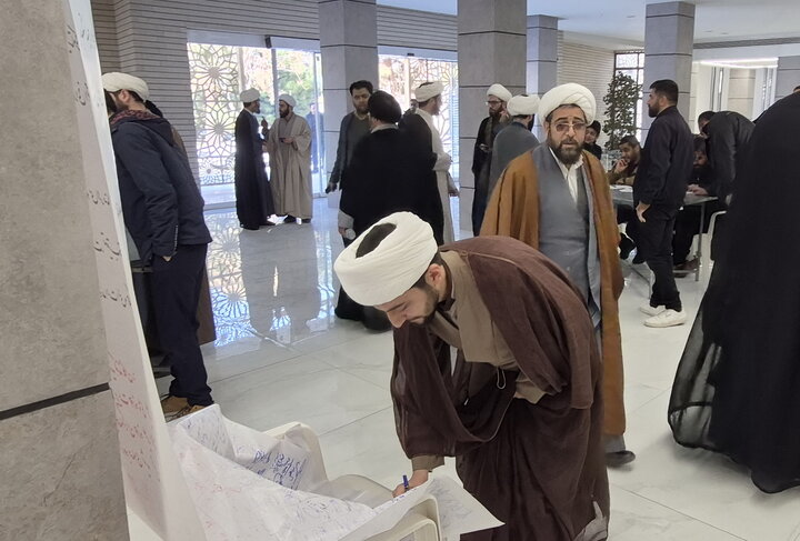 تصاویر/ امضای طومار طلاب و اساتید مدارس علمیه کاشان در محکومیت اغتشاشات اخیر