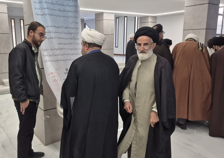 تصاویر/ امضای طومار طلاب و اساتید مدارس علمیه کاشان در محکومیت اغتشاشات اخیر