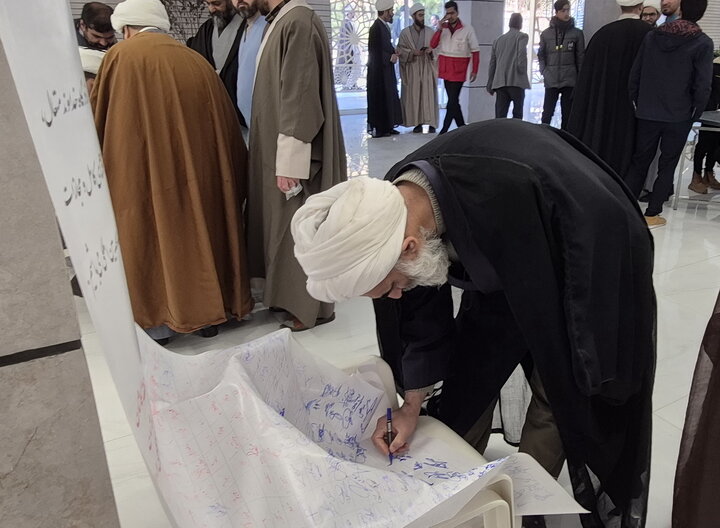 تصاویر/ امضای طومار طلاب و اساتید مدارس علمیه کاشان در محکومیت اغتشاشات اخیر