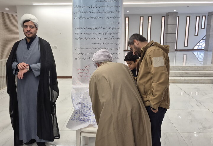 تصاویر/ امضای طومار طلاب و اساتید مدارس علمیه کاشان در محکومیت اغتشاشات اخیر