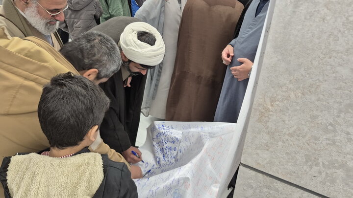 تصاویر/ امضای طومار طلاب و اساتید مدارس علمیه کاشان در محکومیت اغتشاشات اخیر