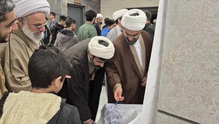 تصاویر/ امضای طومار طلاب و اساتید مدارس علمیه کاشان در محکومیت اغتشاشات اخیر