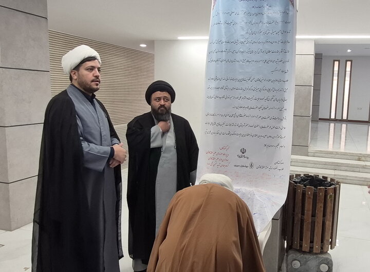 تصاویر/ امضای طومار طلاب و اساتید مدارس علمیه کاشان در محکومیت اغتشاشات اخیر