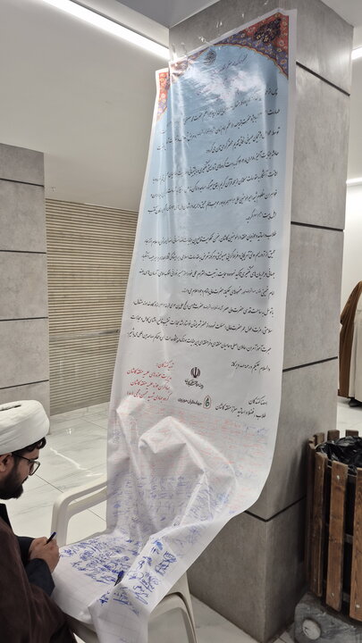 تصاویر/ امضای طومار طلاب و اساتید مدارس علمیه کاشان در محکومیت اغتشاشات اخیر