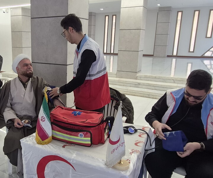 تصاویر/ ارائه خدمات امدادگران جمعیت هلال احمر کاشان به طلاب و اساتید حوزه