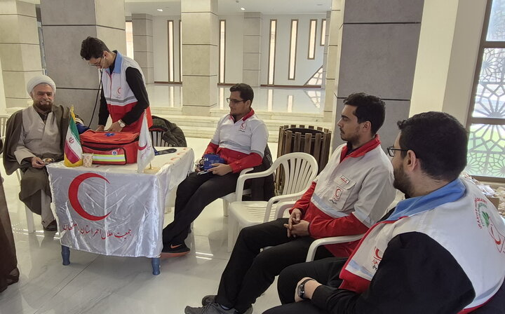 تصاویر/ ارائه خدمات امدادگران جمعیت هلال احمر کاشان به طلاب و اساتید حوزه