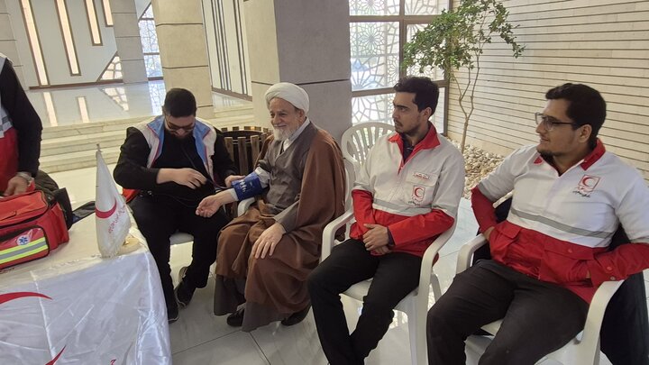 تصاویر/ ارائه خدمات امدادگران جمعیت هلال احمر کاشان به طلاب و اساتید حوزه