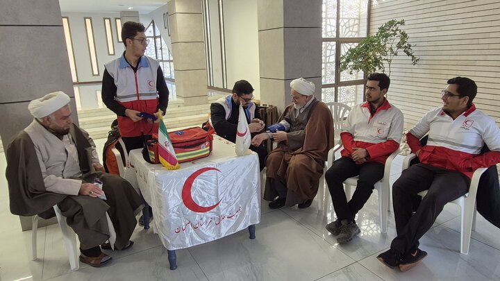 تصاویر/ ارائه خدمات امدادگران جمعیت هلال احمر کاشان به طلاب و اساتید حوزه