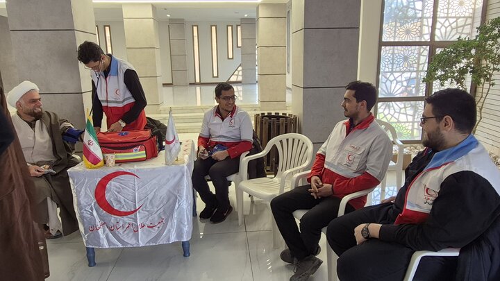 تصاویر/ ارائه خدمات امدادگران جمعیت هلال احمر کاشان به طلاب و اساتید حوزه