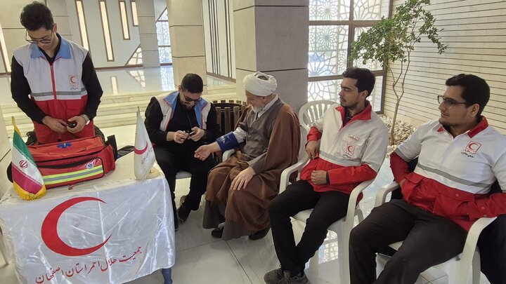 تصاویر/ ارائه خدمات امدادگران جمعیت هلال احمر کاشان به طلاب و اساتید حوزه