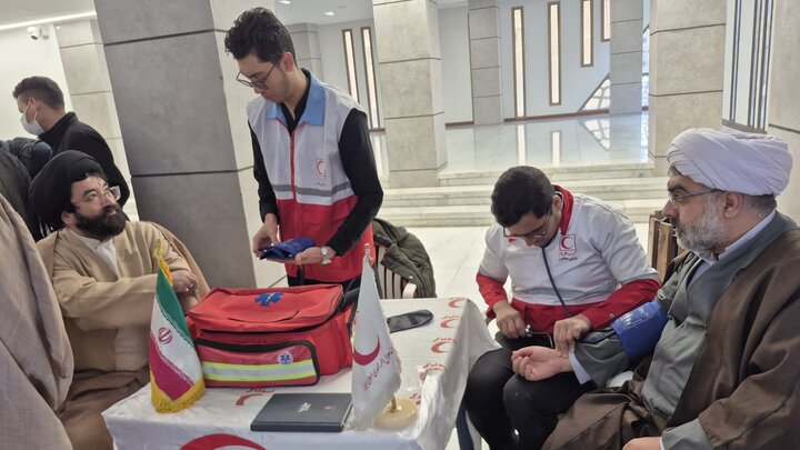 تصاویر/ ارائه خدمات امدادگران جمعیت هلال احمر کاشان به طلاب و اساتید حوزه