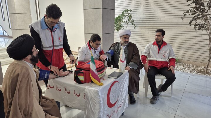 تصاویر/ ارائه خدمات امدادگران جمعیت هلال احمر کاشان به طلاب و اساتید حوزه