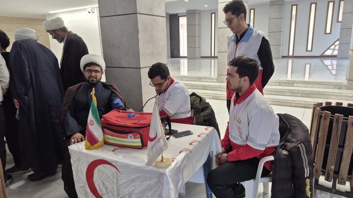 تصاویر/ ارائه خدمات امدادگران جمعیت هلال احمر کاشان به طلاب و اساتید حوزه