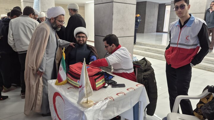 تصاویر/ ارائه خدمات امدادگران جمعیت هلال احمر کاشان به طلاب و اساتید حوزه