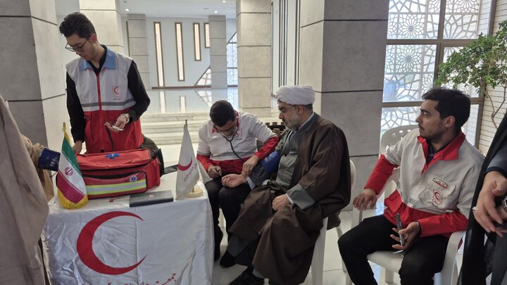 تصاویر/ ارائه خدمات امدادگران جمعیت هلال احمر کاشان به طلاب و اساتید حوزه