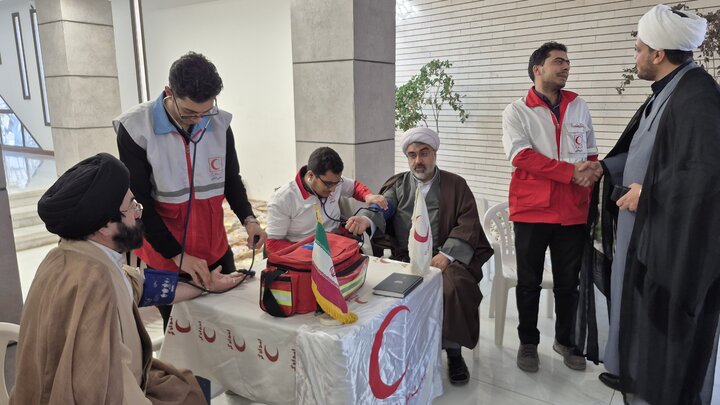 تصاویر/ ارائه خدمات امدادگران جمعیت هلال احمر کاشان به طلاب و اساتید حوزه