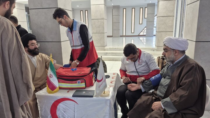 تصاویر/ ارائه خدمات امدادگران جمعیت هلال احمر کاشان به طلاب و اساتید حوزه