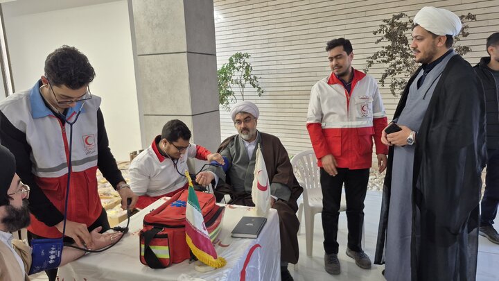 تصاویر/ ارائه خدمات امدادگران جمعیت هلال احمر کاشان به طلاب و اساتید حوزه