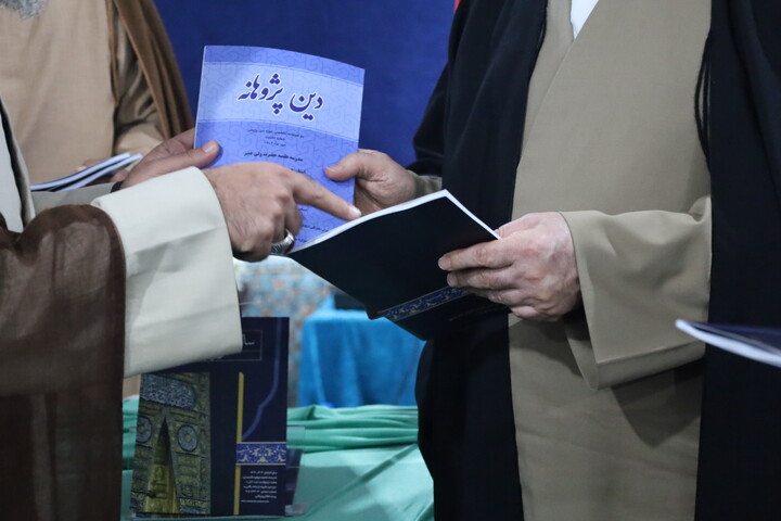 تصاویر/ همایش اساتید و کادر مدارس علمیه استان همراه با آیین تلبس طلاب مدرسه رودان