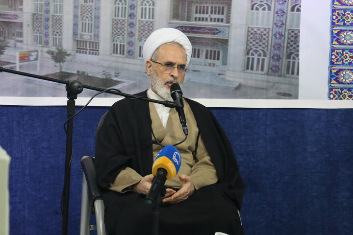 تصاویر/ همایش اساتید و کادر مدارس علمیه استان همراه با آیین تلبس طلاب مدرسه رودان