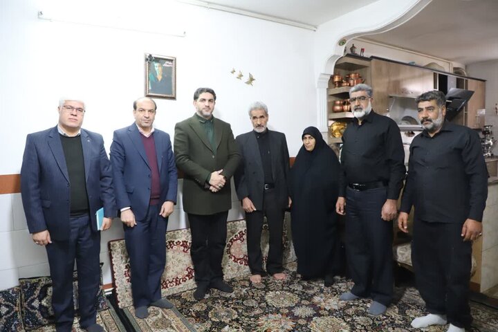 تصاویر/دیدار مدیر کل پارلمانی و امور مجلس   بنیاد شهید و ایثارگران کشور با برخی خانواده های معظم شهدای مردمی اخیر